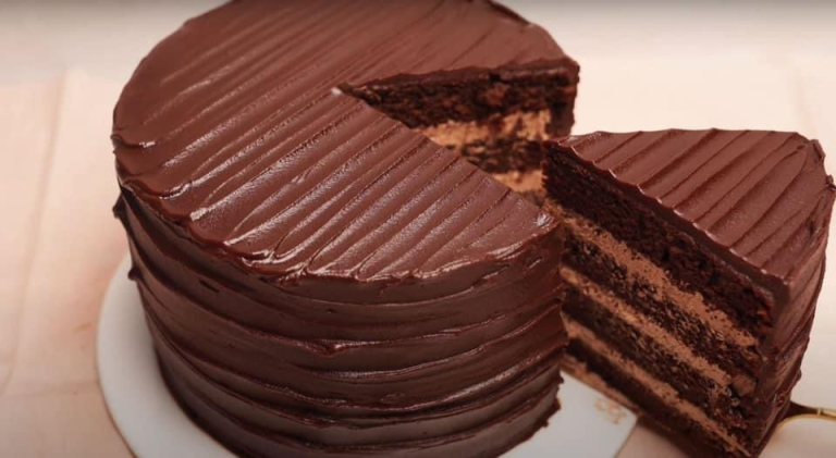 Easy, Delicious And Chocolatey Cake