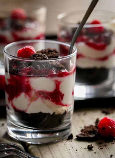 RASPBERRY OREO NO BAKE CHEESECAKE PARFAITS